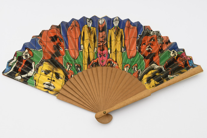 Eventail coloré et agrémenté de portraits peints