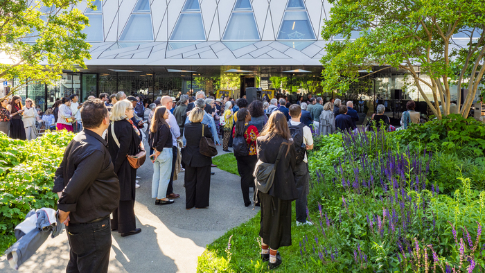 le jardin du MEG avec plein de monde