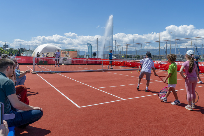 Enfants jouant au tennis