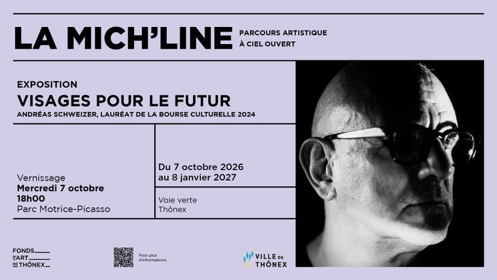 Une photo représentant une partie du travail de l'artiste se trouve à droite, tandis que les informations de l'exposition se trouvent à gauche