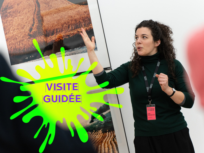 photo : Lisa Frisco une médiatrice présente des œuvres à un groupe de visiteurs