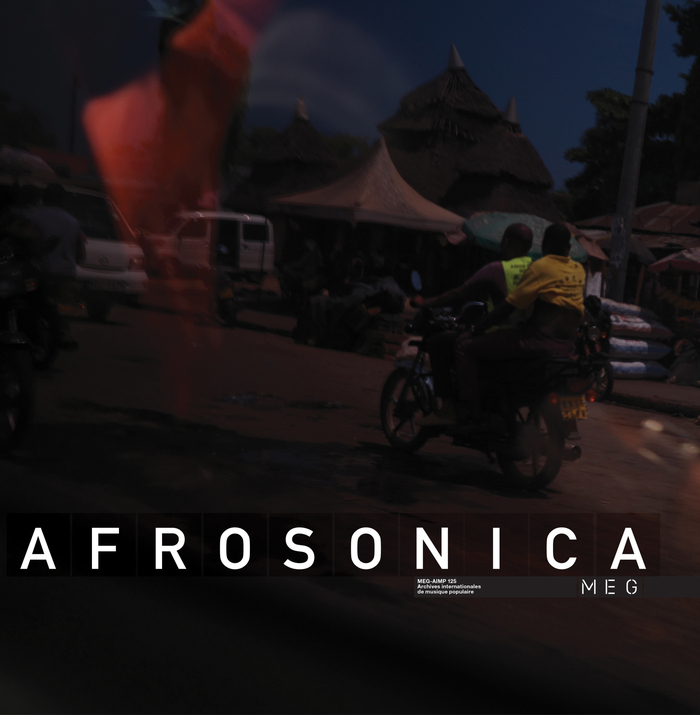 © MEG Couverture du LP Afrosonica. Le titre Afrosonica en bas de l'image écrit en blanc et majuscule. Une image sombre et floue avec deux personnes de dos sur une moto au premier plan. Deuxième plan on distingue des voitures et un toit.