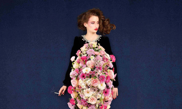 Femme habillée d'une robe à fleurs