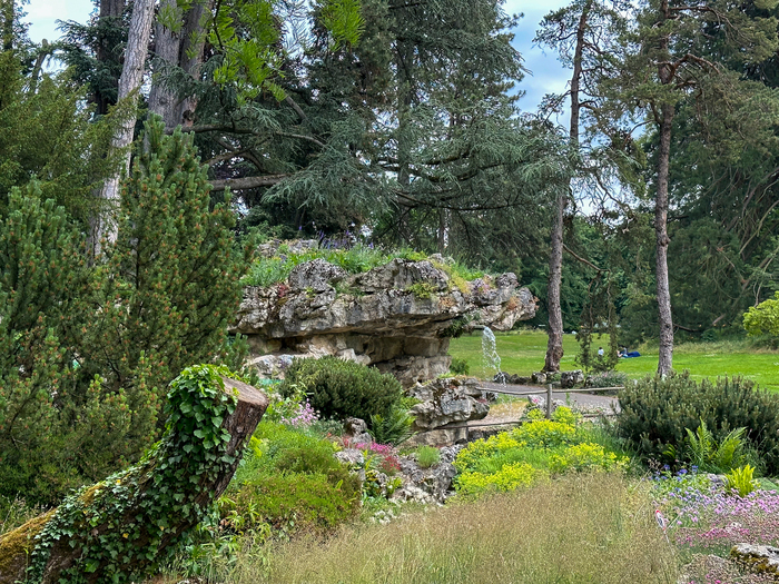 © Ville de Genève / Lionel Devaux La cascade de la rocaille du parc des Eaux-vives