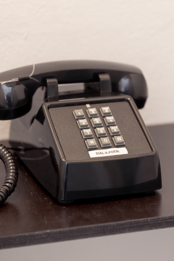 une personne aveugle manipule un support tactile