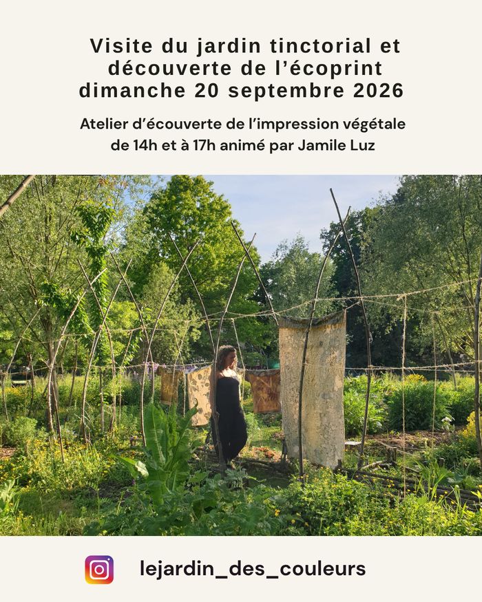 une femme se promène dans un jardin des tissus sont supendus