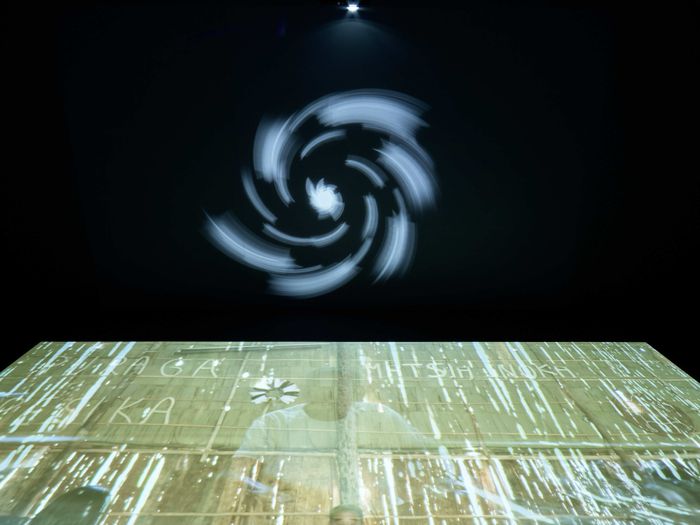 Une des oeuvres de l'exposition. Fond noir avec projection d'étoiles.
