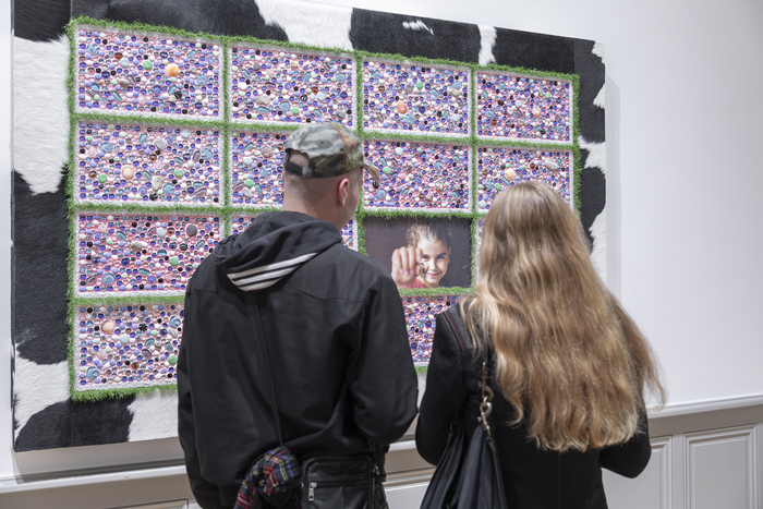 des visiteurs devant une œuvre du MAMCO