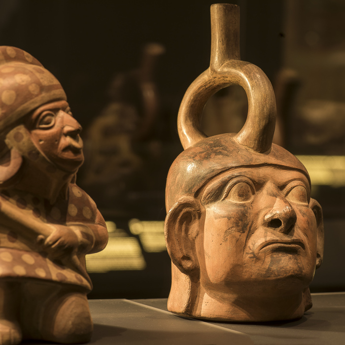 Objet funéraire du Pérou. Une bouteille en terre cuite avec visage humain.