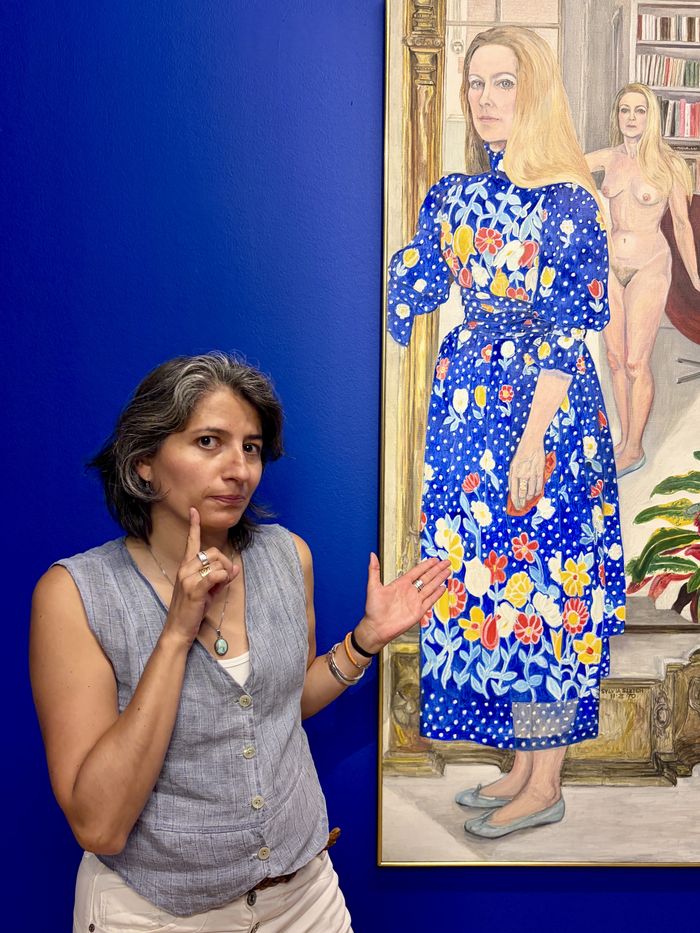Noha El Sadawy, mediatrice sourde, présente l'exposition.