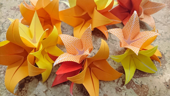 Fleurs colorées en papier japonais origami