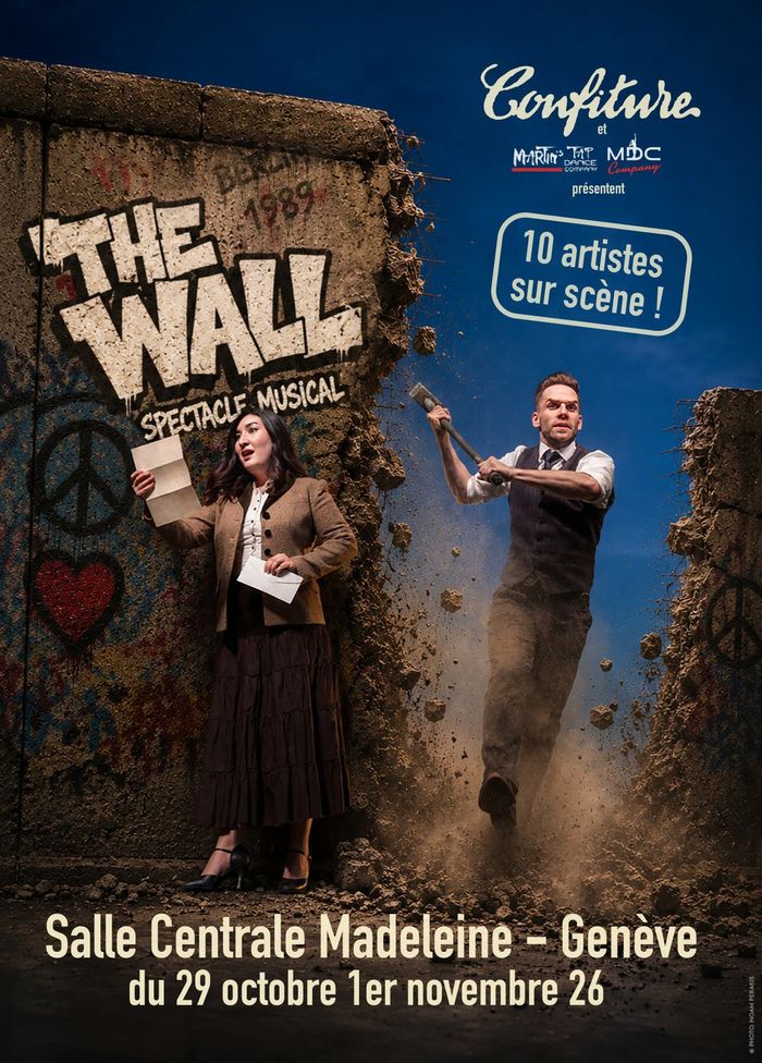 Au premier plan un femme qui ouvre une lettre et derrière le mur de Berlin qui est détruit et traversé par un homme avec une masse.