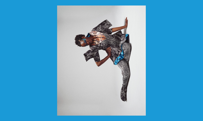 L'une des interprètes de Wasted Land allongée sur le sol