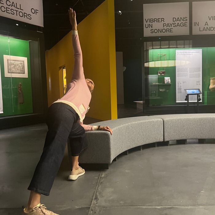 DR Posture de Yoga au coeur de l'exposition temporaire.