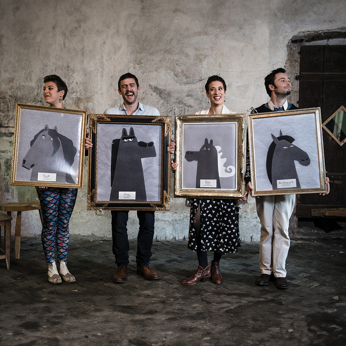 DR 4 artistes tenant 4 tableaux