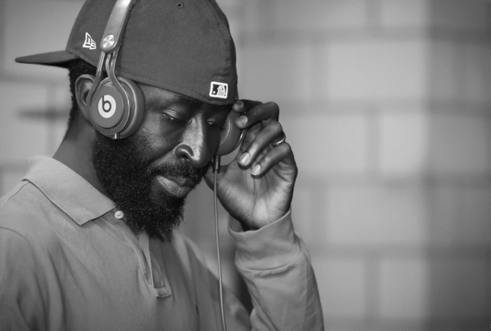 une image en noir et blanc du DJ