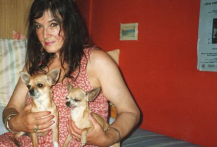 DR Portrait de Grisélidis Réal avec ces trois chiens