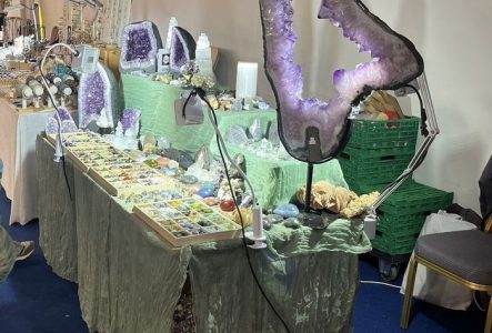 Stand avec géodes d'améthyste, rose des sables et autres minéraux polis ou taillés