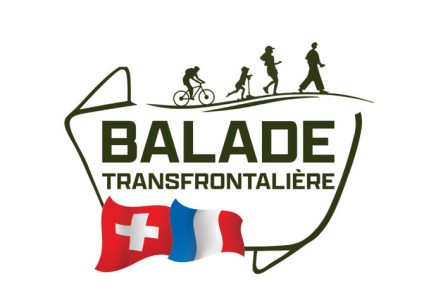 © Commune de Ville-la-Grand (F) Logo de la Balade transfrontalière avec une personne à vélo, un enfant et deux adultes qui se baladent. Présence des drapeaux suisse et français.