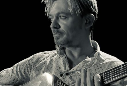 Guitariste en noir et blanc