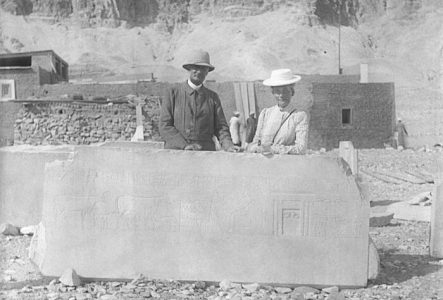 : Photographie d’Édouard et Margueritte Naville en 1905 à Deir el-Bahari