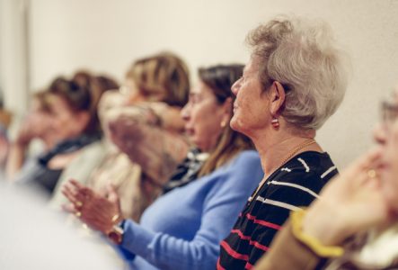 Photo de personnes assistant à une séance de cinéma