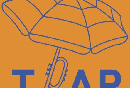 Fond orange, texte bleu. Voici le logo du Festival, il est marqué TAP et il y a un dessin d'un parasol avec un pied en forme de trompette.
