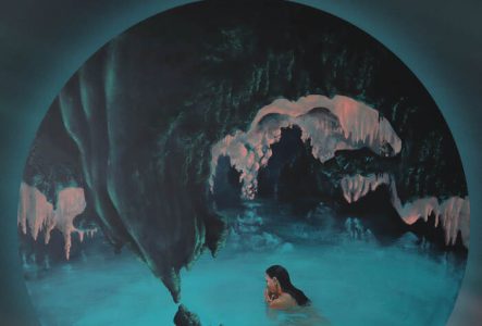 oeuvre d'art peinture d'une femme dans un lac souterrain, une grotte, avec l'eau bleu turquoise. Il s'agit d'une affiche et elle a en haut le titre de l'exposition: Afrocaribbean stories et le nom des deux artistes: Laura Arminda Kingsley et Ivonne González Núñez