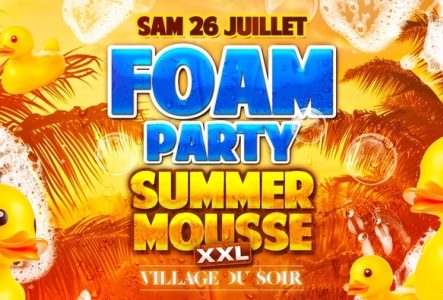 Village du soir L’image est une affiche festive et colorée pour un événement :
Couleurs dominantes : jaune, orange et bleu, avec une ambiance ensoleillée rappelant l’été et la plage. Le fond montre des silhouettes de palmiers et des bulles de savon qui flottent, ainsi que de la mousse blanche par endroits.
Éléments visuels : plusieurs canards en plastique jaunes (de style jouet de bain) sont placés dans différentes tailles autour de l’affiche, renforçant l’effet ludique et aquatique.
Texte :
En haut, en…