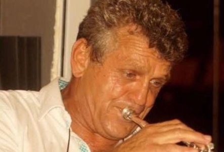 Alain joue de la trompette