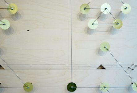 Sur cette image, on voit un gros plan d’un des 17 panneaux suspendus intégrant près de 1’500 piezos de l’installation Multiverse of a Birdcage