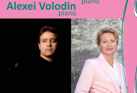 Sur fond rose, affiche de la soirée avec les noms des artistes