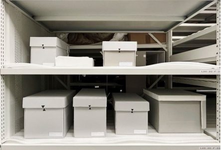 Ancestral remains respectfully housed in grey storage boxes in the museum’s collections. Restes ancestraux conservés avec respect dans des boîtes de conditionnement, dans les réserves du musée.