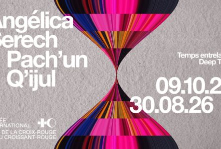 sablier coloré sur fond blanc texturé affichant le titre de l'exposition