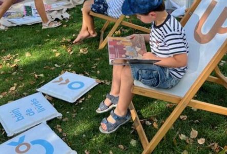 DR enfant avec un livre