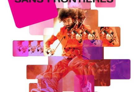Un homme (le musicien Ara Malikian) joue du violon