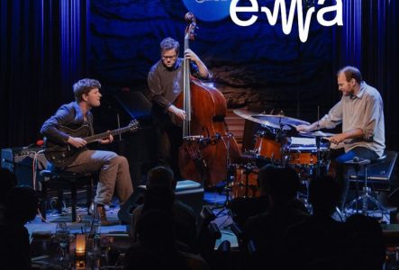 Trio guitare contrebasse batterie sur scène
