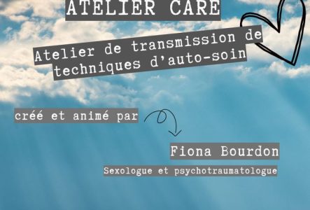 Un fond avec des nuages sur un ciel bleu. Des rayons de soleil sortent des nuages. Des mains dessinées au crayon noir en bas à droite et un cœur en haut à droit de l'image. Un texte (informations sur la salle, le lieu, l'heure, l'animatrice) de description est écrit en police type machine à écrire.