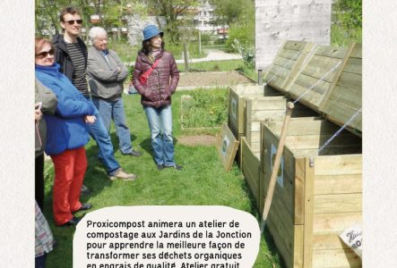 Du public en face de trois bennes à composte qui écoute les explications de leur fonctionnement