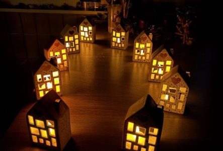 Ensemble de petites maisons en cartons illuminées