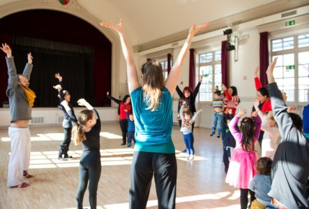Laurent Barlier enfants et adultes qui dansent