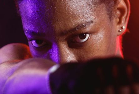 Portrait d'une personne noire en train de s'entraîner à la boxe