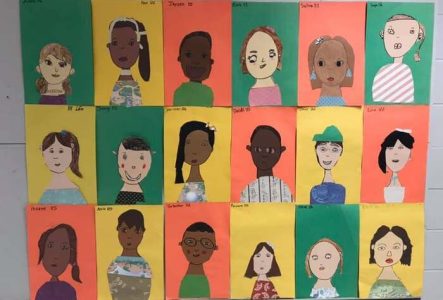 ensemble d'autoportraits dessinées par des enfants