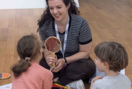 des enfants participant à un atelier d'autoportrait