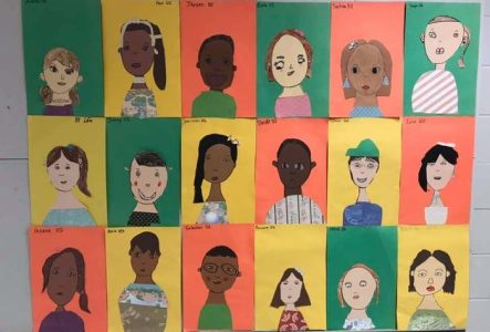ensemble d'autoportraits dessinées par des enfants