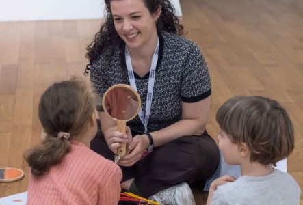 des enfants participant à un atelier d'autoportrait