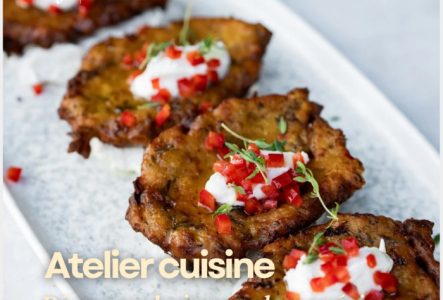 Vignette promotionnelle de l'Alliance Française de Genève présentant un plat de quatre röstis dorés et croustillants alignés sur une assiette blanche. Chaque beignet est surmonté d'une touche de sauce blanche aux fines herbes, de petits dés de poivron rouge et d'un brin de thym frais. En haut à gauche figure le logo de l'Alliance Française de Genève - Suisse. En bas, l'inscription textuelle indique : « Atelier cuisine - Découvrez les joyaux de nos régions
