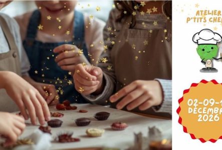 enfants avec tabliers de cuisine devant une table avec des chocolats
