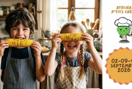 enfants en cuisine croquant des épis de maïs grillés