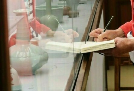 Fondation Baur Main en train de dessiner un croquis devant une vitrine du musée Baur